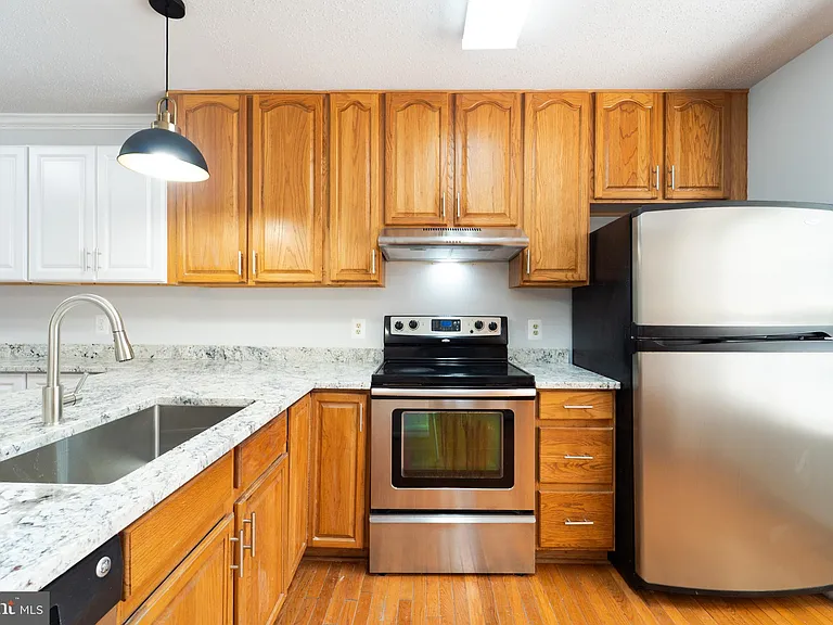 413 Lakeview Ct — Photo 9