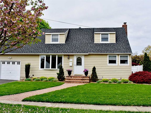 2nd image of 10 Oakdale Pl