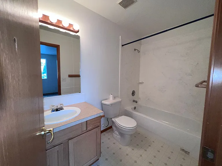 418 17th St SE #6C — Photo 15