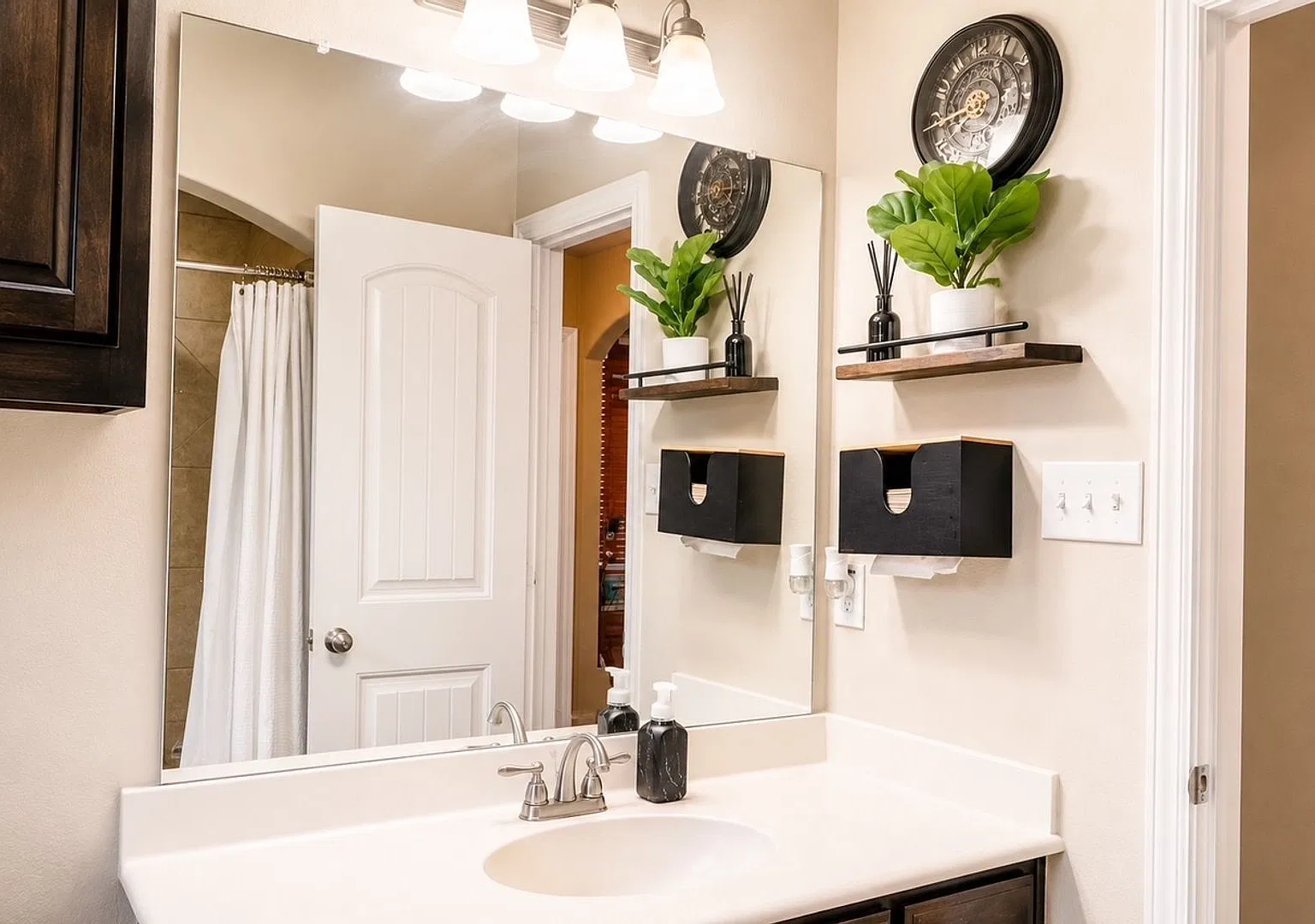 Spacious 3 Bed / 2 Bath Single-Story Home with Fenced Backyard & 2-Car Garage in Red Oak — Photo 4