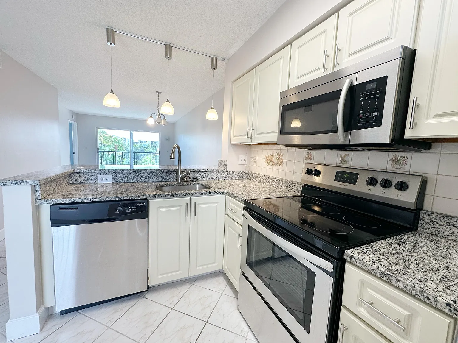 2 bed, 2.0 bath, 825 sqft, $2,200 — Photo 4