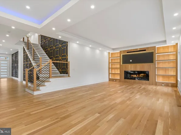1832 Pimmit Dr, Falls Church, VA 22043