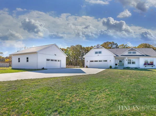 2845 SE Montcalm Ave, Lowell, MI 49331
