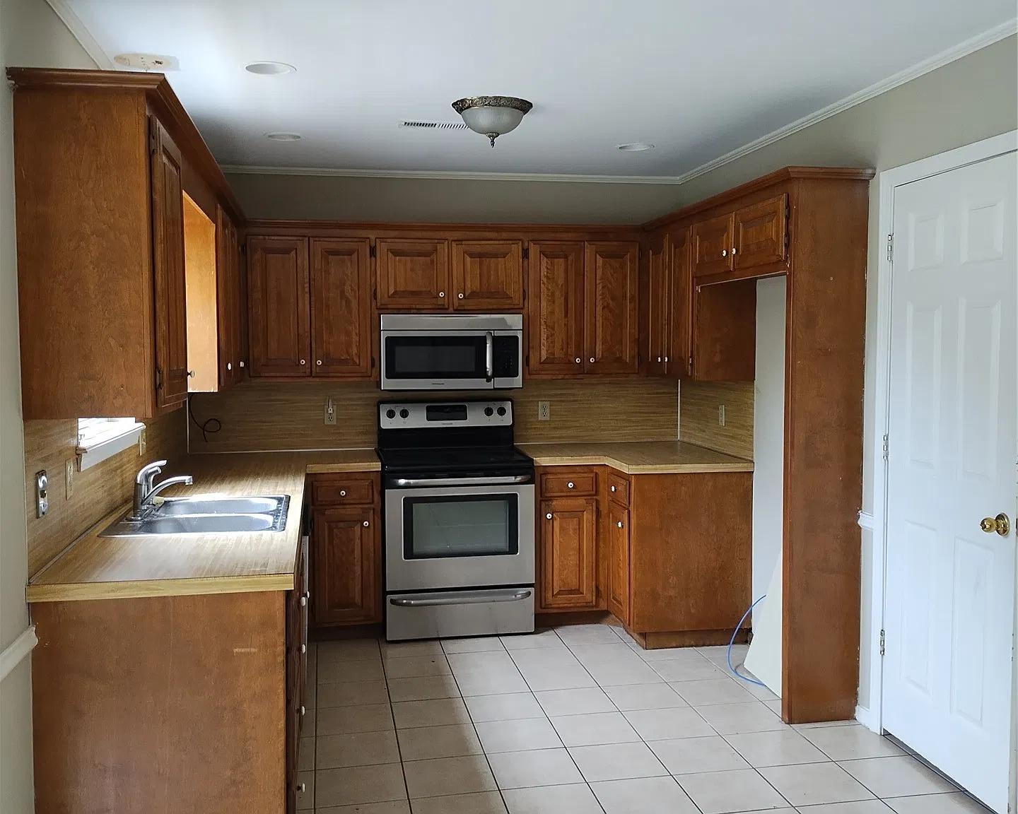 3 bed, 2.0 bath, 1261 sqft, $1,600 — Photo 2