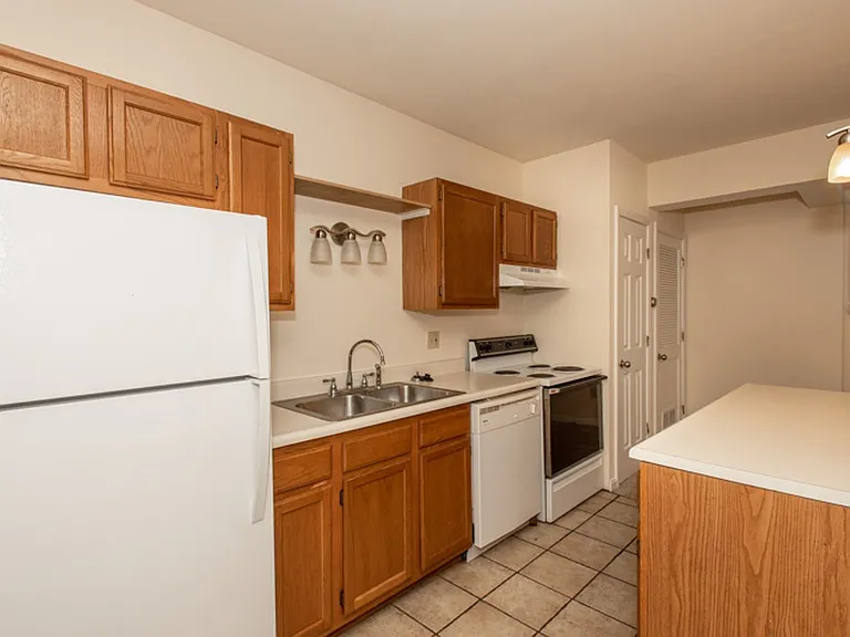 Walk to UC & UC Medical | 1BR/2BR Apartments — Photo 48