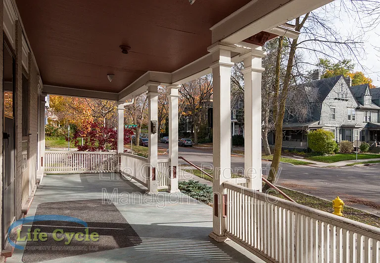 335 Washington St SE — Photo 3