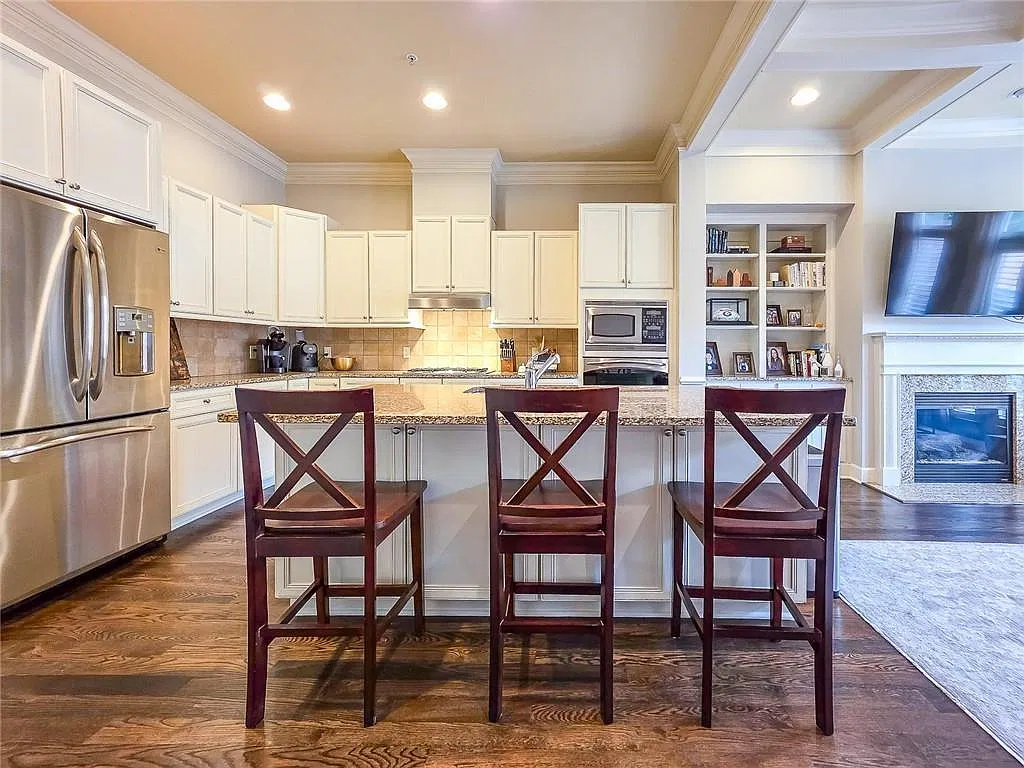 4 bed, 4.5 bath, 2500 sqft, $4,500 — Photo 3