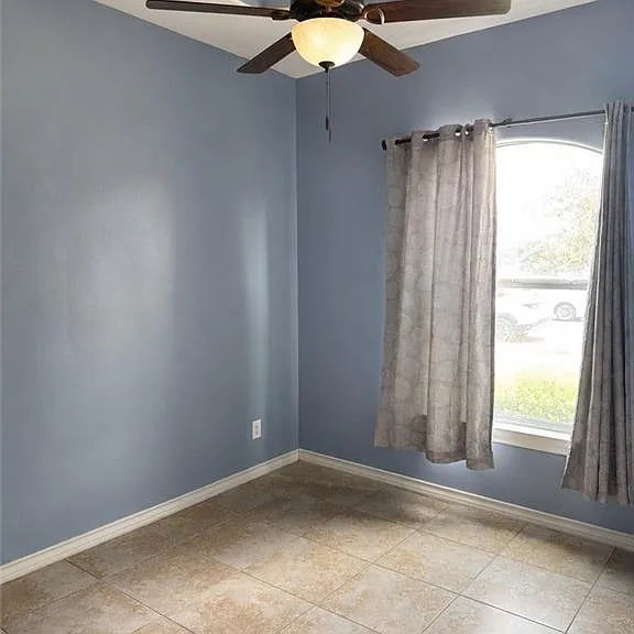 1805 Queens Ave — Photo 12