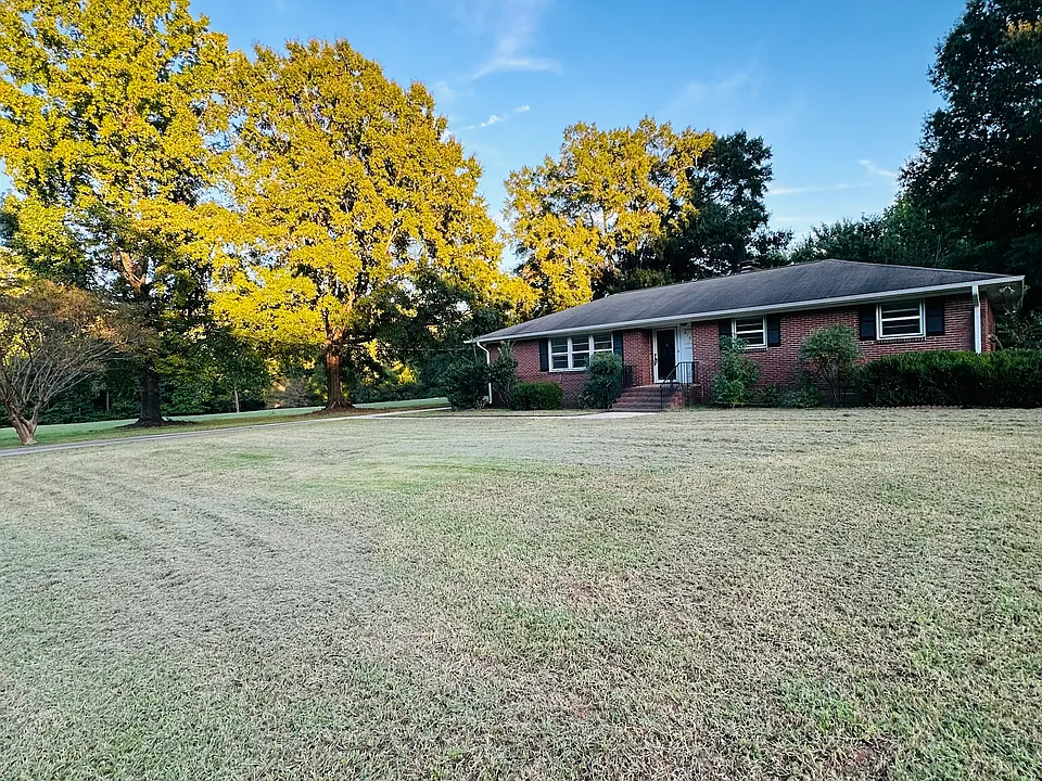 8105 Douglas Dr
