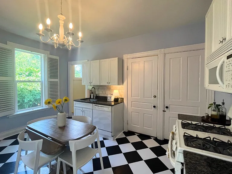 2124 Herrick Ave — Photo 24