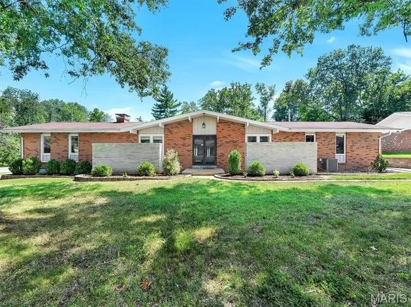 22 La Gorce Dr, Chesterfield, MO 63017