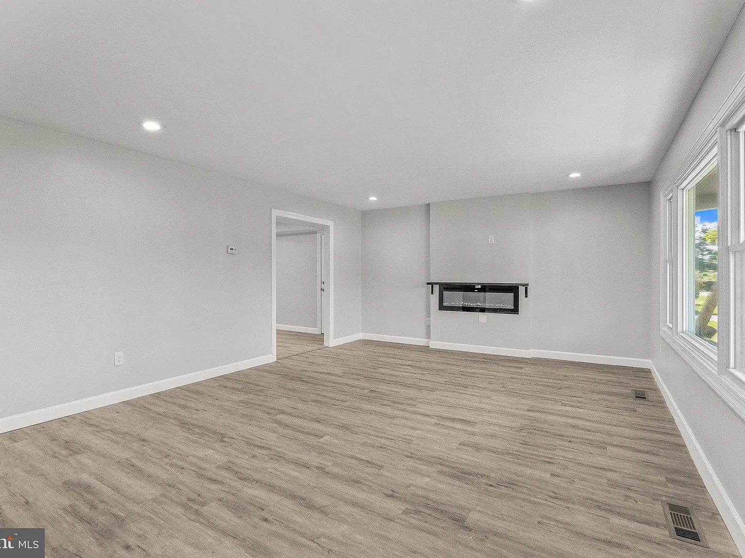5 bed, 2.0 bath, 2100 sqft, $3,950 — Photo 3