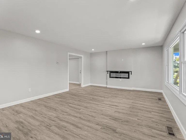 12 Holbrook Ln — Photo 3