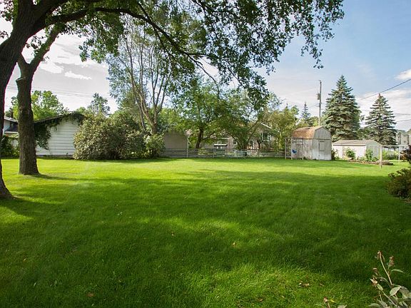 2nd image of 806 Cumming Ln