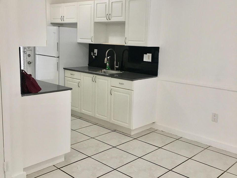 2nd image of 940 Biarritz Dr APT 1