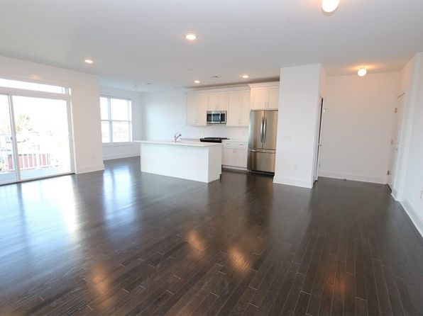 516 Marina Pointe Dr