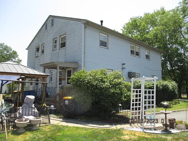 3 bed, 2.5 bath, 1950 sqft, $2,750 — Photo 2