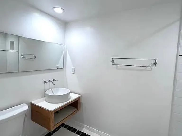 1346 N Laurel Ave #104 — Photo 6