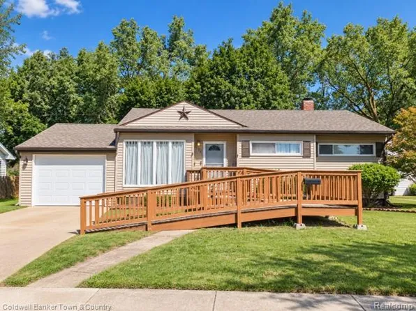 734 Elmwood Dr, Fenton, MI 48430