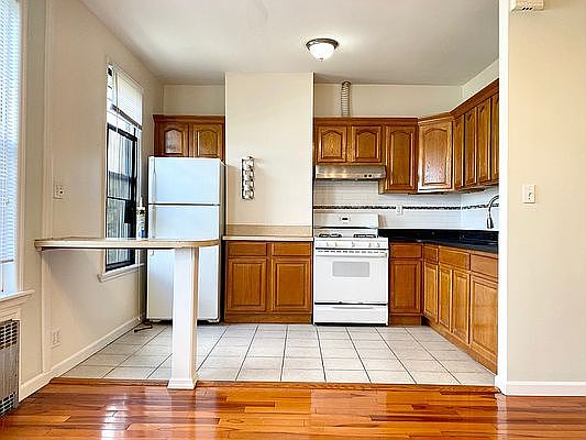 3rd image of 1471 Greene Ave Floor 2