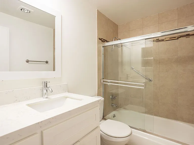 West Knoll Plaza Apartments — Photo 10