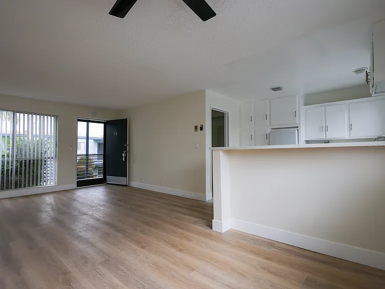 Oceanaire Villa Apartments — Photo 5