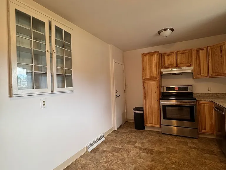 609 Duke Ln — Photo 4