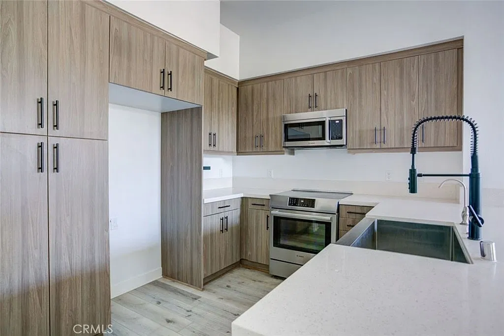 3 bed, 2.5 bath, 1670 sqft, $3,500 — Photo 2