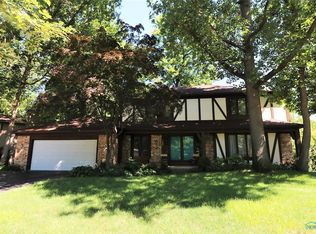7034 Petersburg Dr, Sylvania, OH 43560