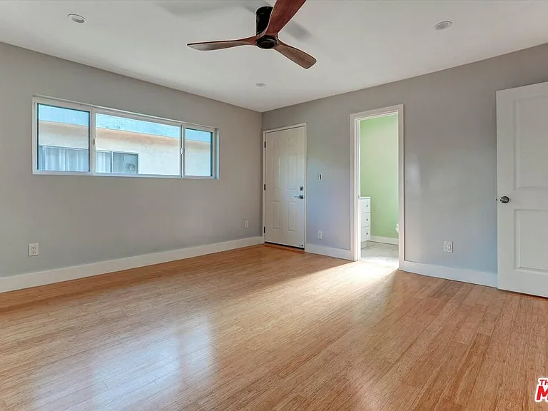 5726 Woodman Ave #2 — Photo 27