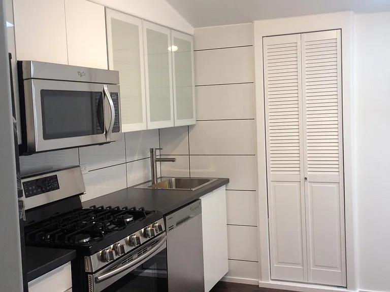 2445 Laurel Pass — Photo 2