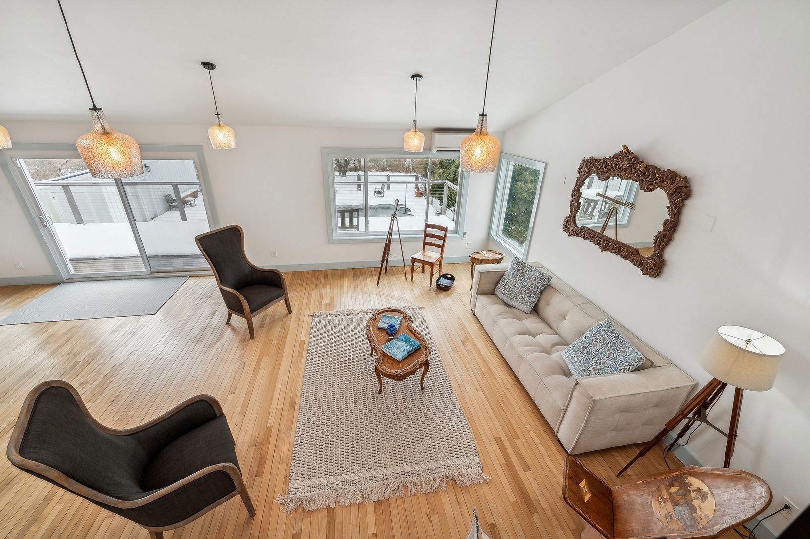  Open upper living area