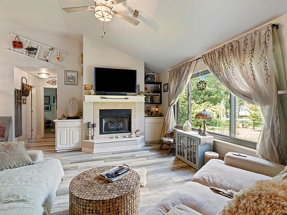 3rd image of 35 Cranfield Dr