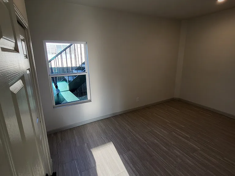 647 Hammond Ave — Photo 18