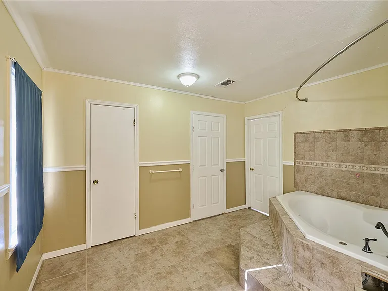 203 Paul Knox St — Photo 30