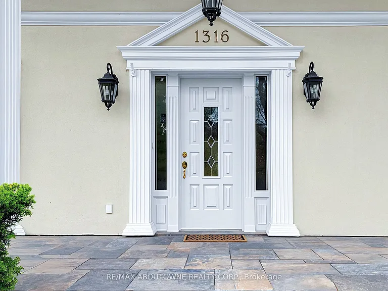 1316 Cambridge Dr — Photo 3