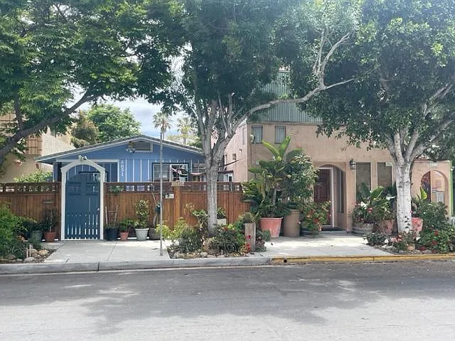 4851 Voltaire St — Photo 17