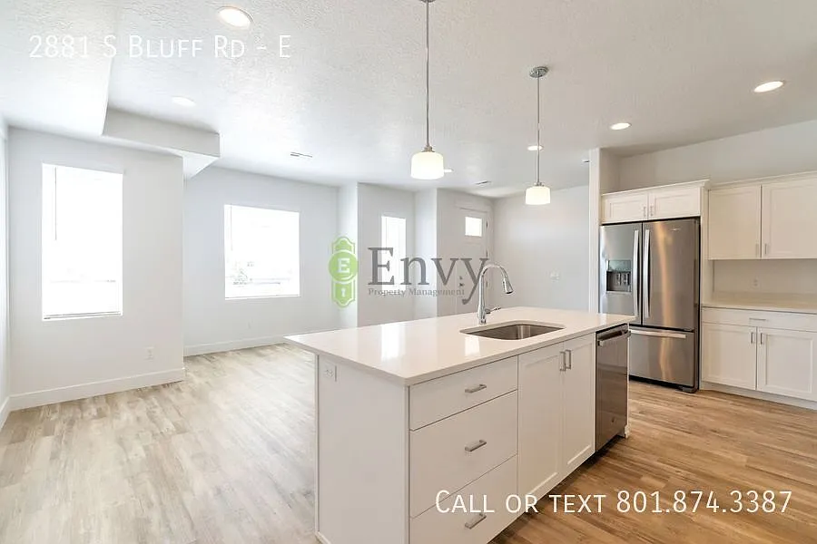 Enormous 3 Bed - 2 Bath Pet Friendly Townhome with Large Unfinished Basement! - Available NOW! — Photo 4