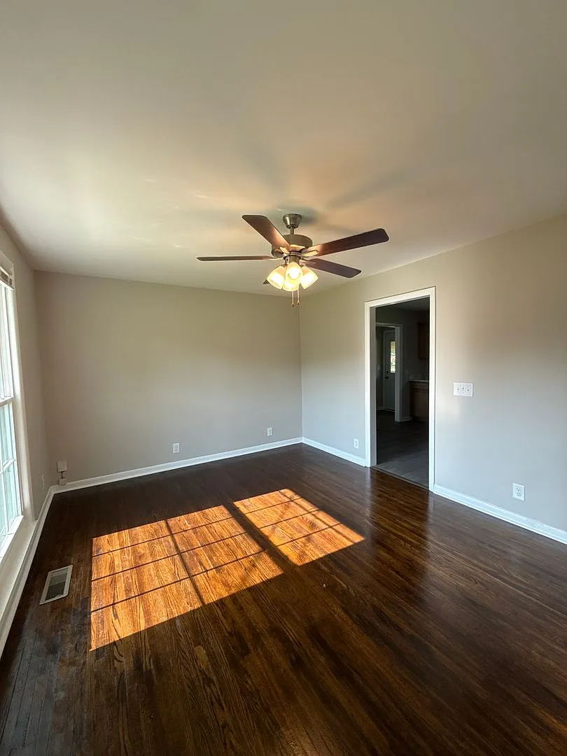 Newly Remodeled 4 Bedroom, fenced yard, 16x12 shed — Photo 3