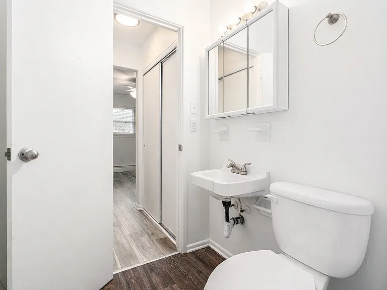 Lindsay Court Apartments — Photo 36