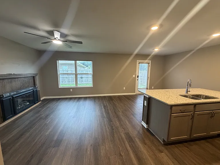 1511 Heritage Cir SE — Photo 4