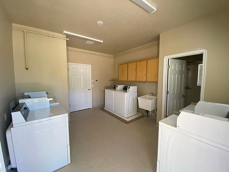 1045 N Canyon St — Photo 13
