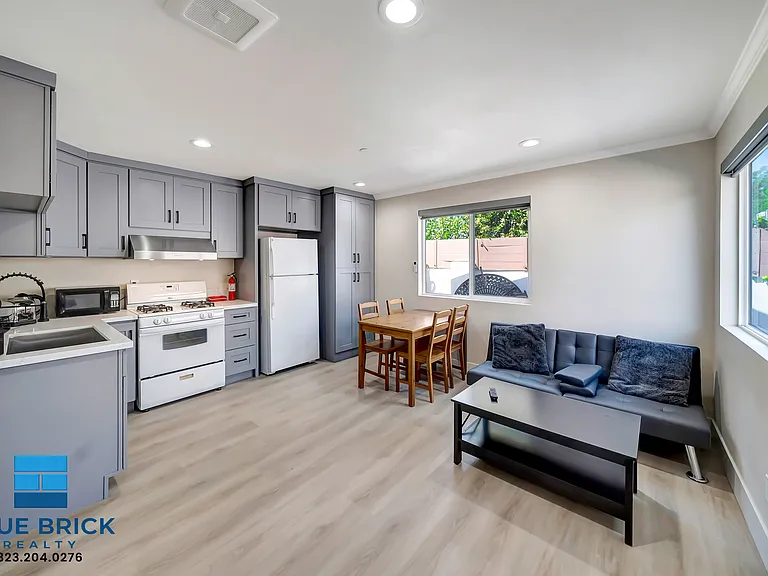 5843 Vanalden Ave — Photo 4