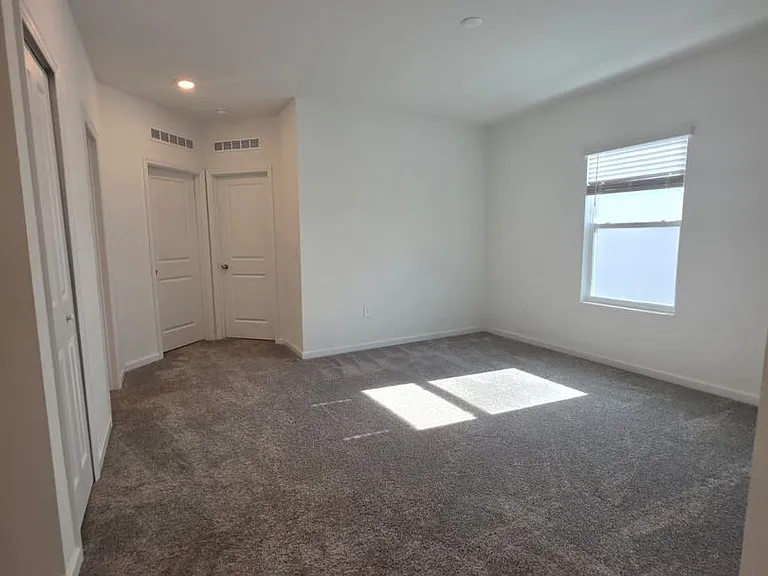 3330 Laurent Loop — Photo 9