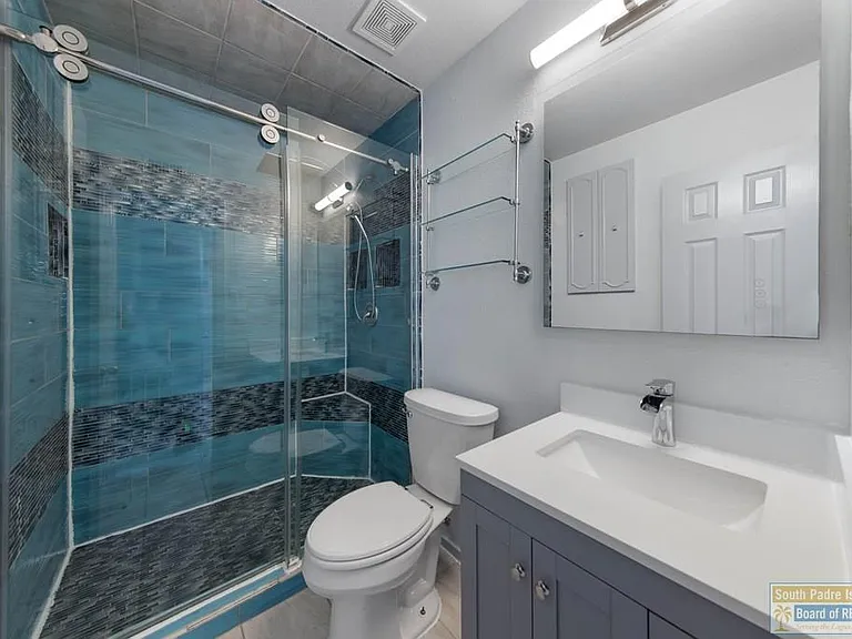 221 E Adams St — Photo 11