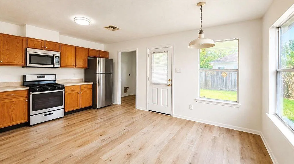 3 bed, 2.0 bath, 1495 sqft, $1,800 — Photo 4