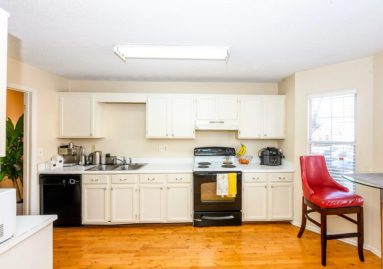 2 bed, 2.5 bath, 1816 sqft, $2,000 — Photo 2