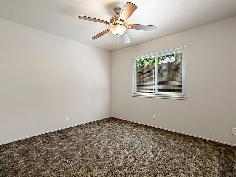 435 Maple St — Photo 14