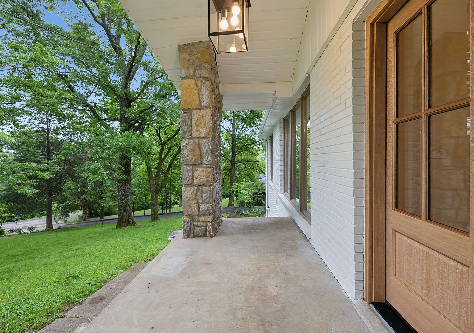 4 Bedroom Renovated House in West Meade, available for immediate move in — Photo 3