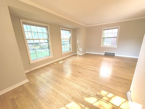 2nd image of 2519 N Lake Dr APT 2